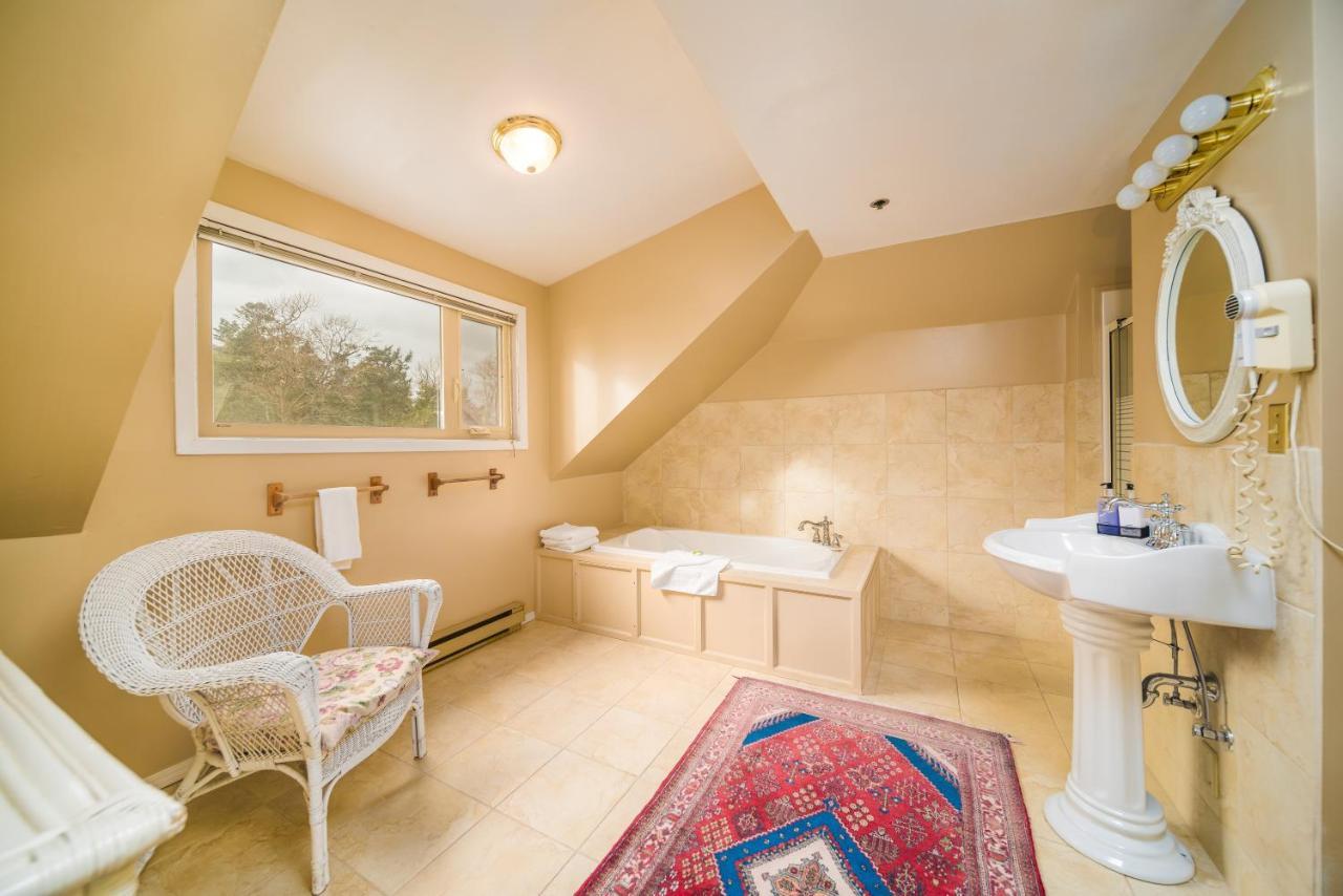 Dashwood Manor Seaside Bed & Breakfast Victoria Bagian luar foto