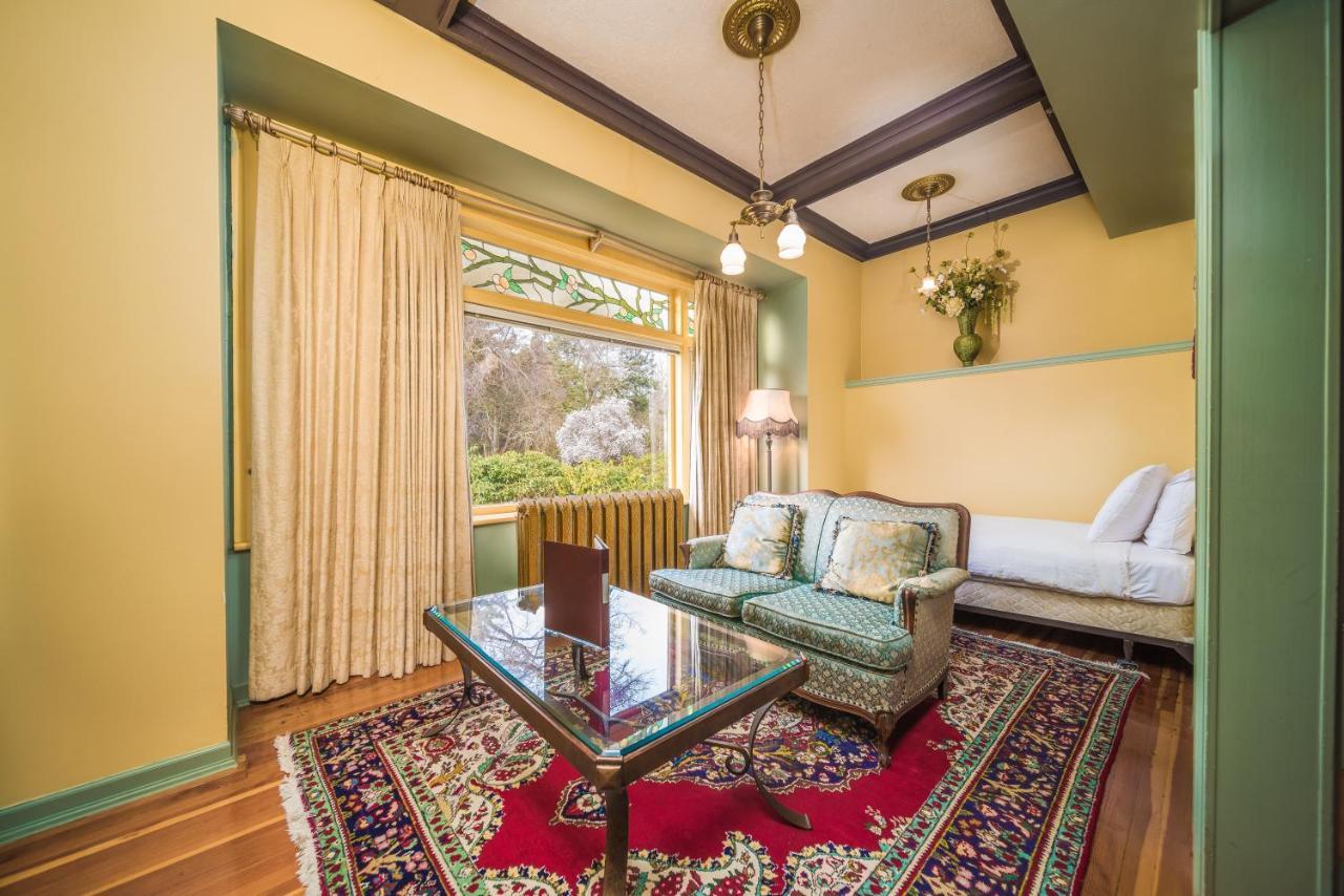 Dashwood Manor Seaside Bed & Breakfast Victoria Bagian luar foto