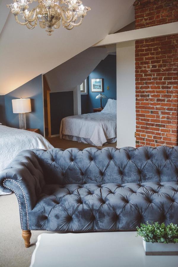 Dashwood Manor Seaside Bed & Breakfast Victoria Bagian luar foto