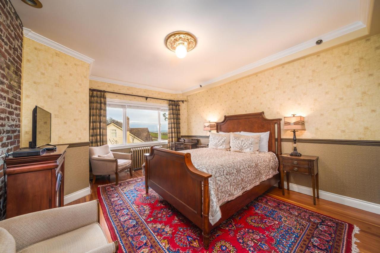 Dashwood Manor Seaside Bed & Breakfast Victoria Bagian luar foto