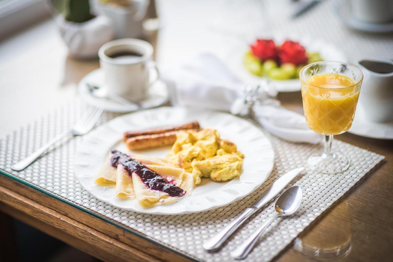 Dashwood Manor Seaside Bed & Breakfast Victoria Bagian luar foto