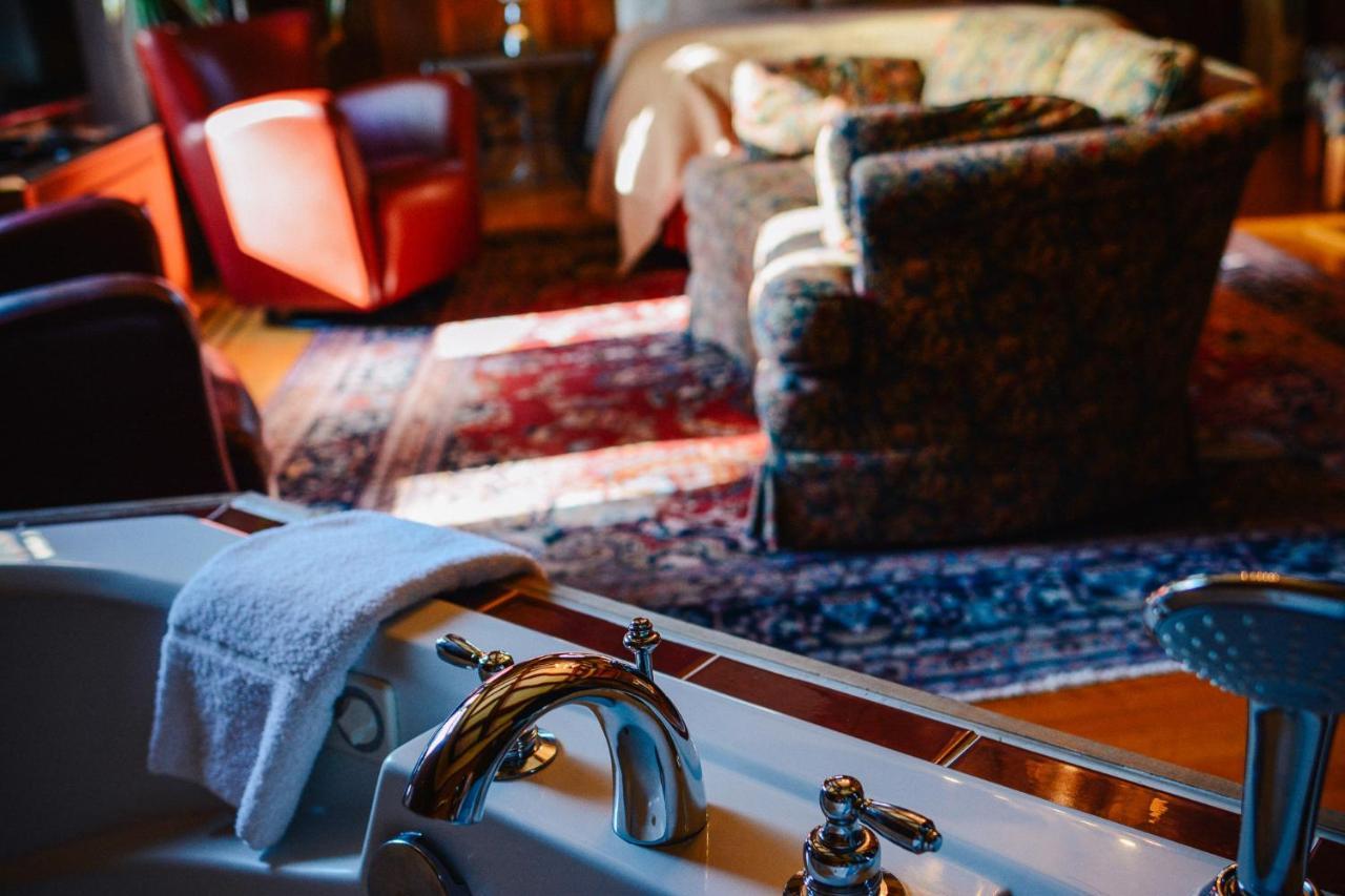 Dashwood Manor Seaside Bed & Breakfast Victoria Bagian luar foto