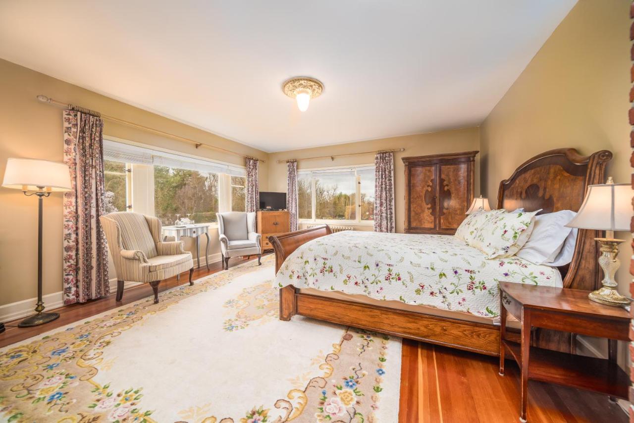 Dashwood Manor Seaside Bed & Breakfast Victoria Bagian luar foto