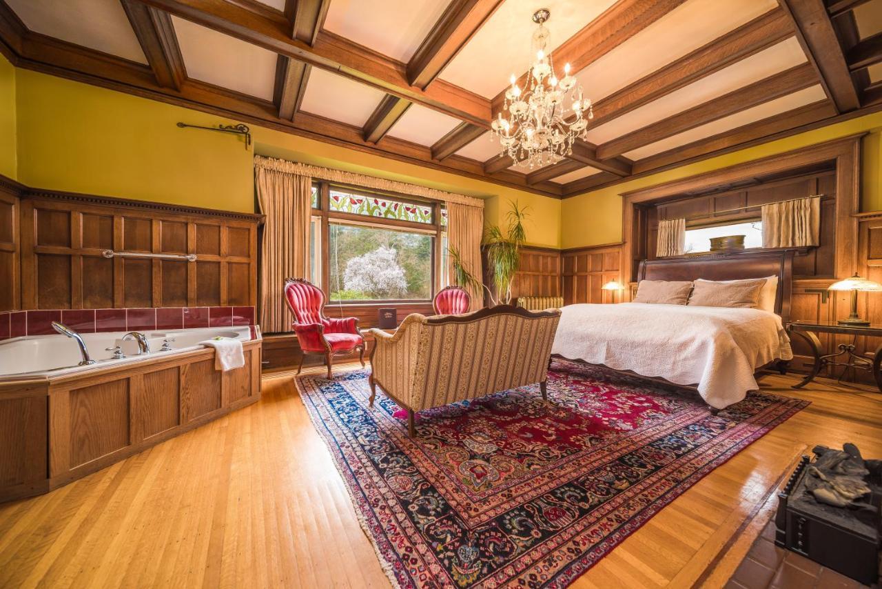 Dashwood Manor Seaside Bed & Breakfast Victoria Bagian luar foto