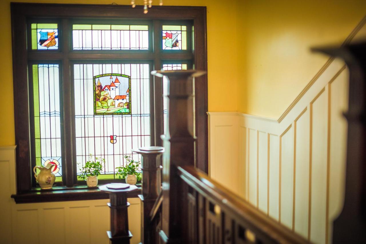 Dashwood Manor Seaside Bed & Breakfast Victoria Bagian luar foto