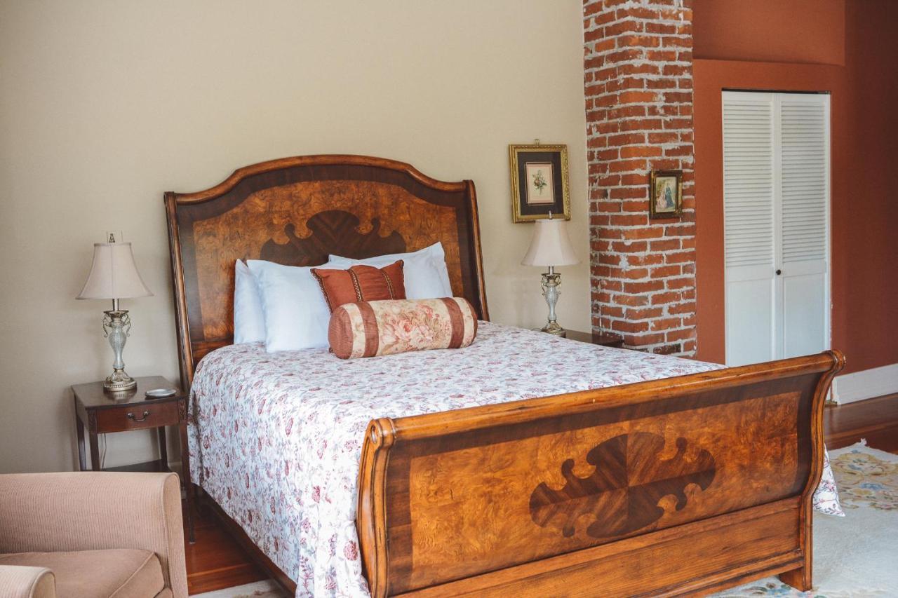 Dashwood Manor Seaside Bed & Breakfast Victoria Bagian luar foto