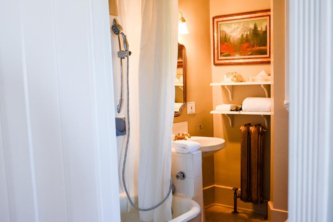 Dashwood Manor Seaside Bed & Breakfast Victoria Bagian luar foto