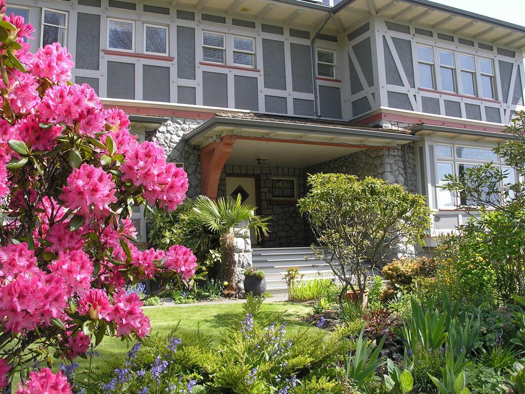 Dashwood Manor Seaside Bed & Breakfast Victoria Bagian luar foto