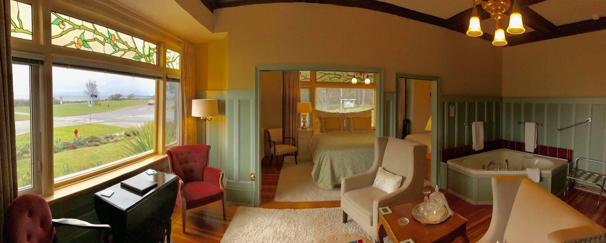 Dashwood Manor Seaside Bed & Breakfast Victoria Bagian luar foto