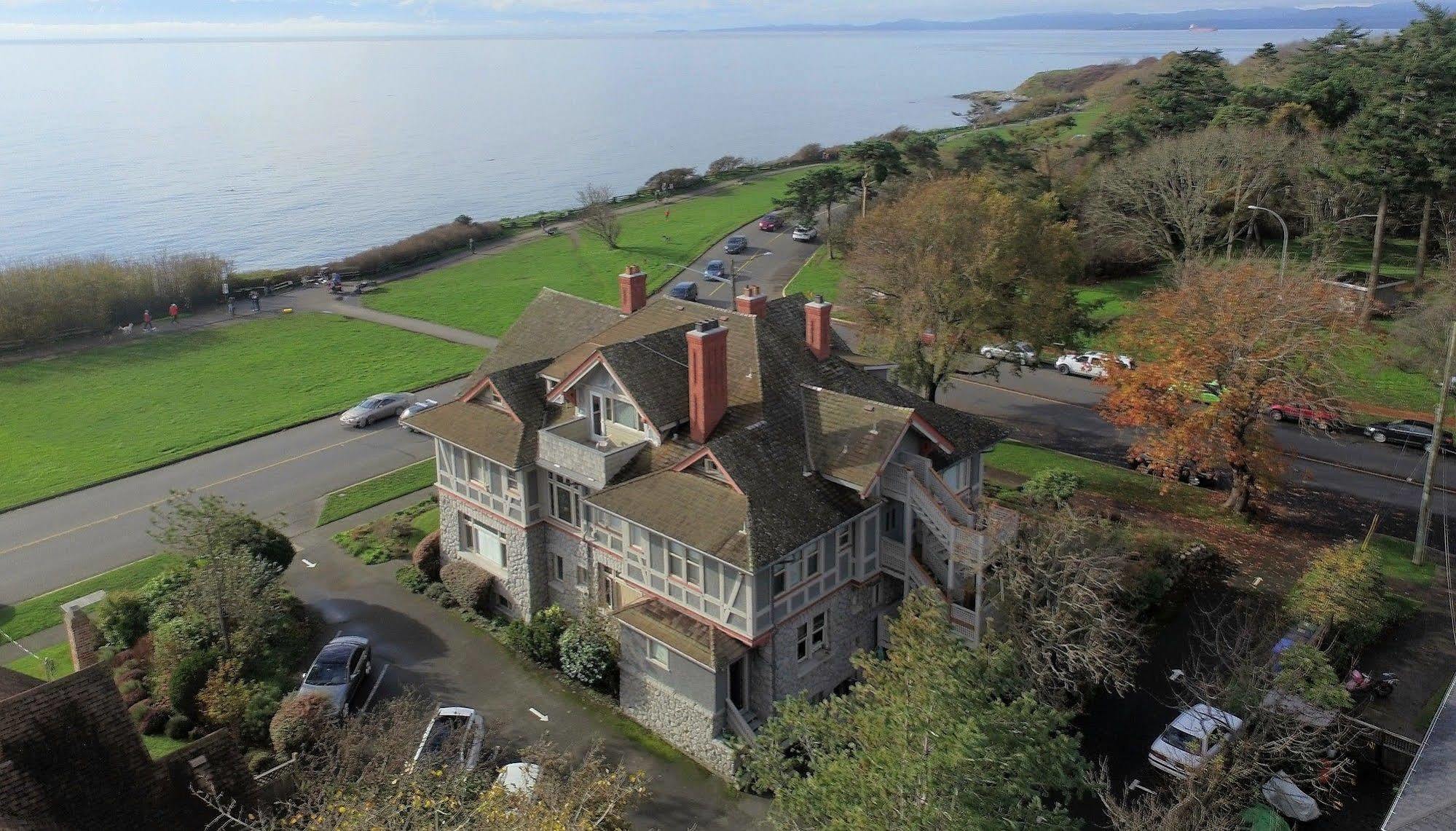 Dashwood Manor Seaside Bed & Breakfast Victoria Bagian luar foto