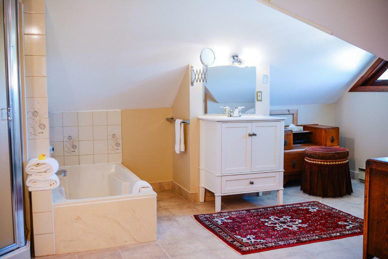 Dashwood Manor Seaside Bed & Breakfast Victoria Bagian luar foto