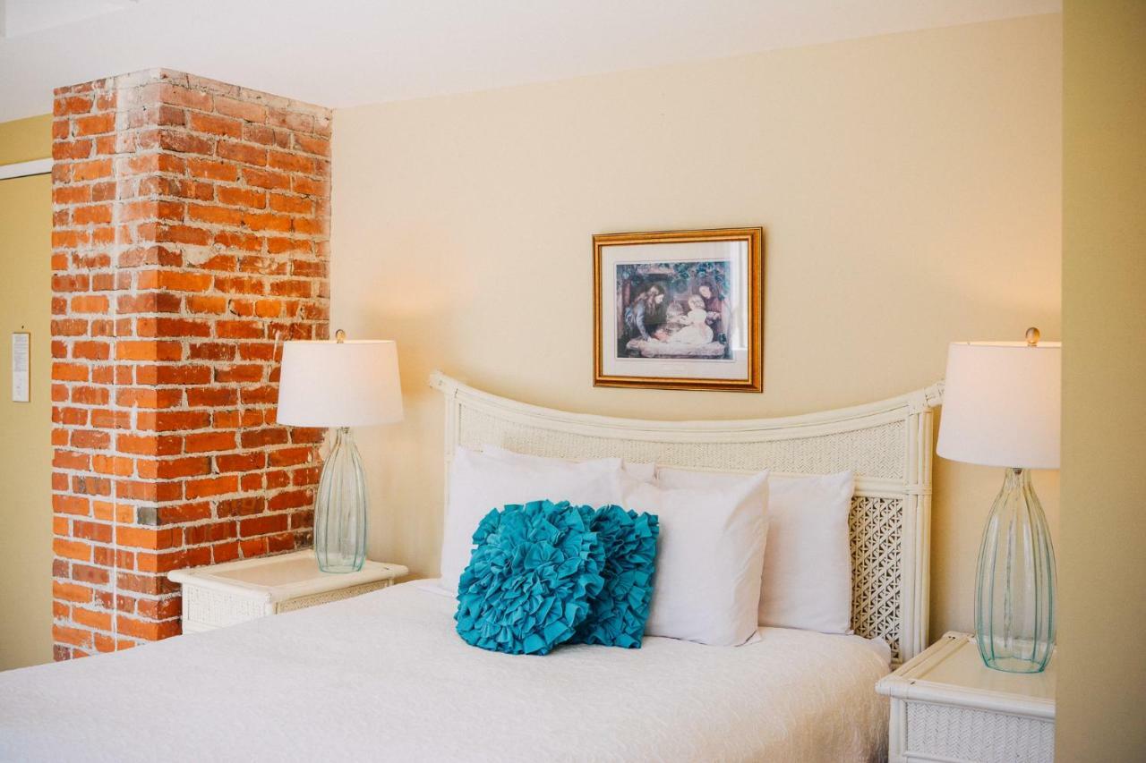 Dashwood Manor Seaside Bed & Breakfast Victoria Bagian luar foto