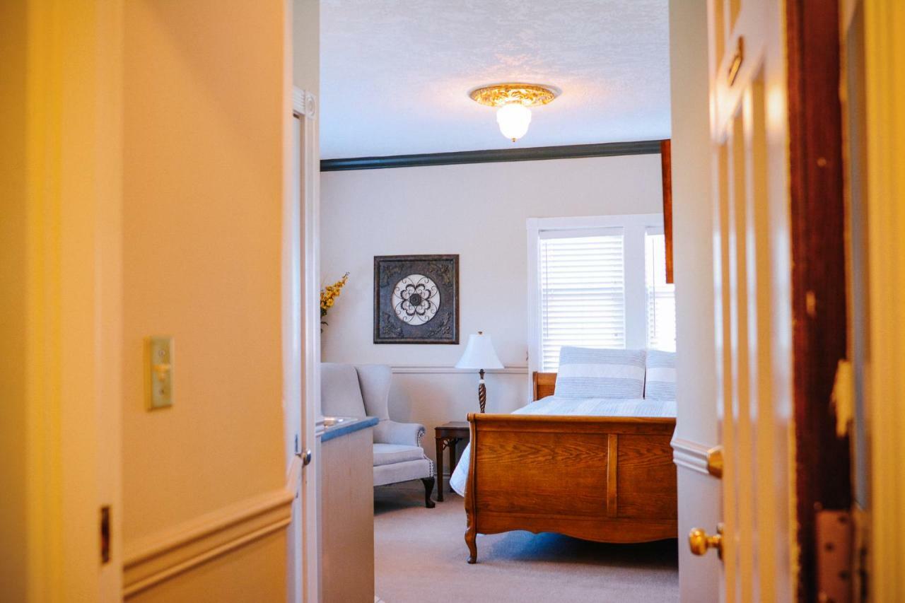 Dashwood Manor Seaside Bed & Breakfast Victoria Bagian luar foto