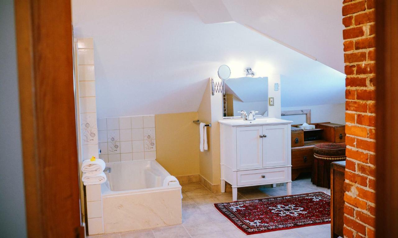 Dashwood Manor Seaside Bed & Breakfast Victoria Bagian luar foto