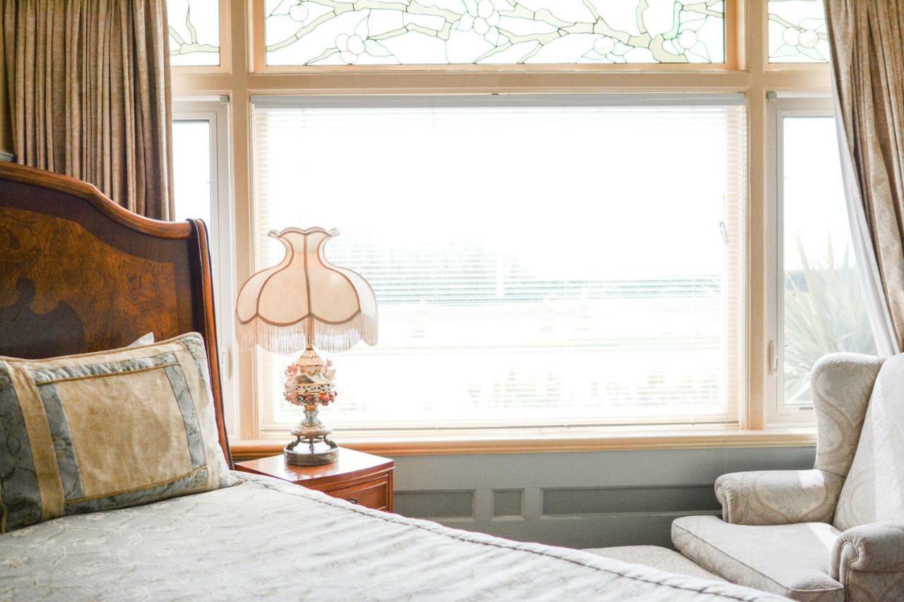 Dashwood Manor Seaside Bed & Breakfast Victoria Bagian luar foto
