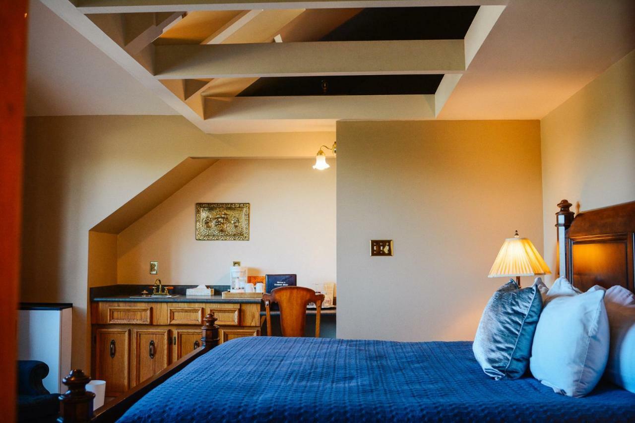 Dashwood Manor Seaside Bed & Breakfast Victoria Bagian luar foto