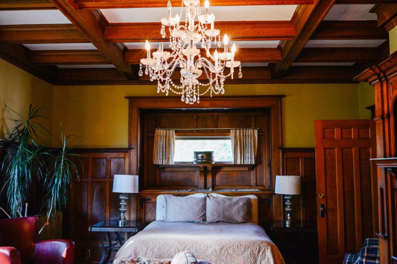 Dashwood Manor Seaside Bed & Breakfast Victoria Bagian luar foto