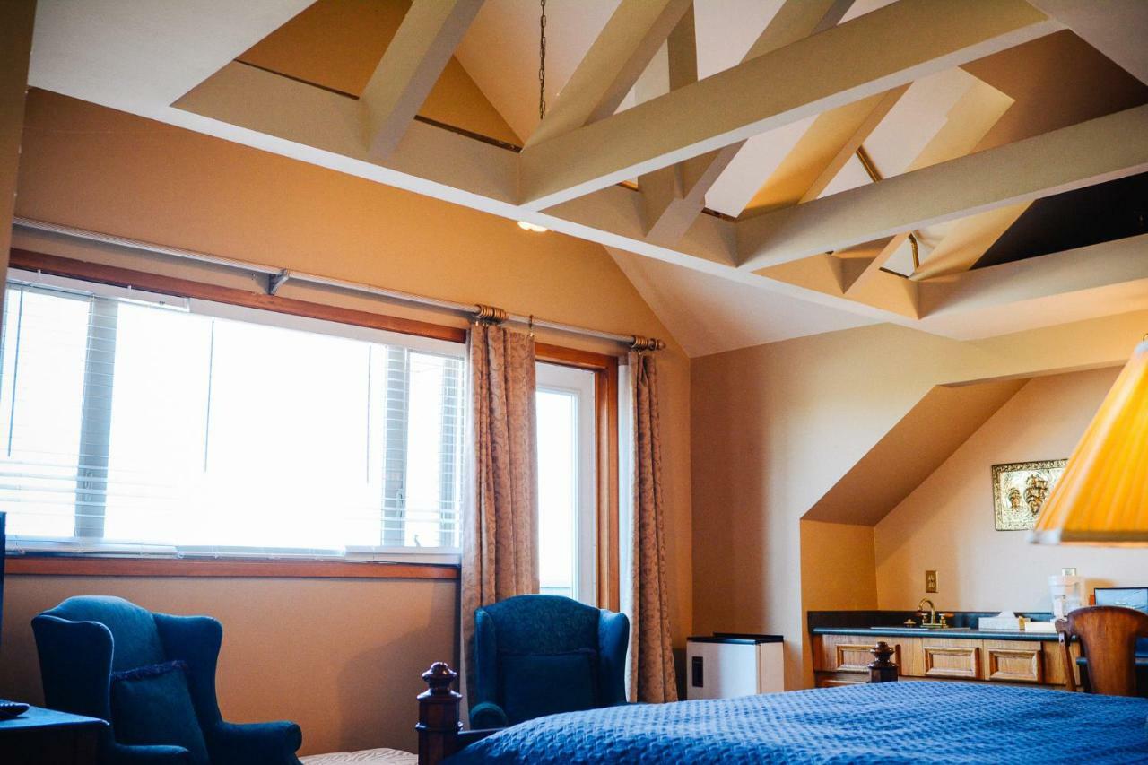 Dashwood Manor Seaside Bed & Breakfast Victoria Bagian luar foto