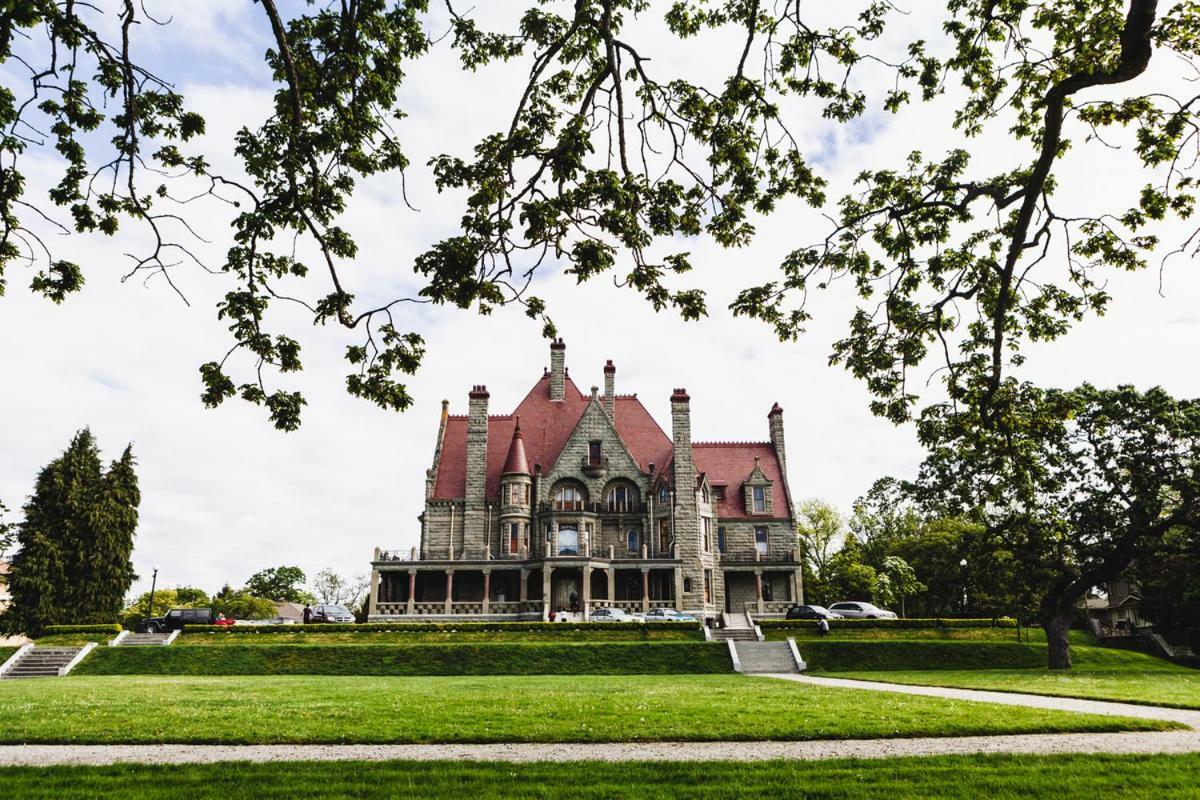 Dashwood Manor Seaside Bed & Breakfast Victoria Bagian luar foto