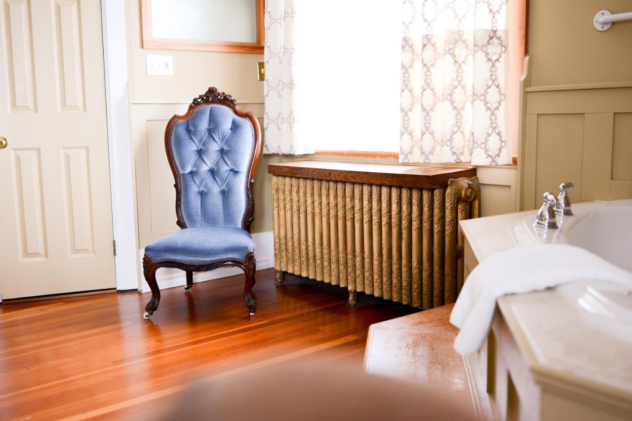 Dashwood Manor Seaside Bed & Breakfast Victoria Bagian luar foto