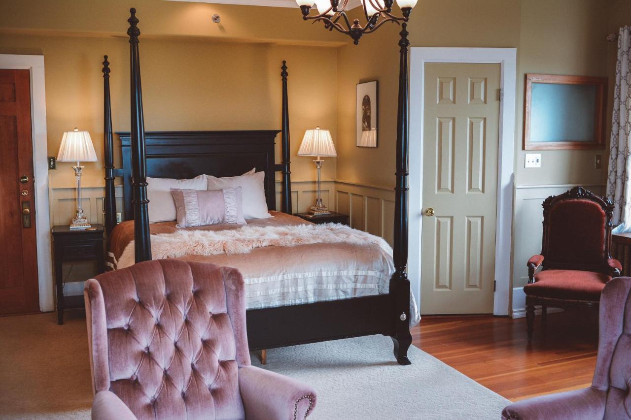 Dashwood Manor Seaside Bed & Breakfast Victoria Bagian luar foto