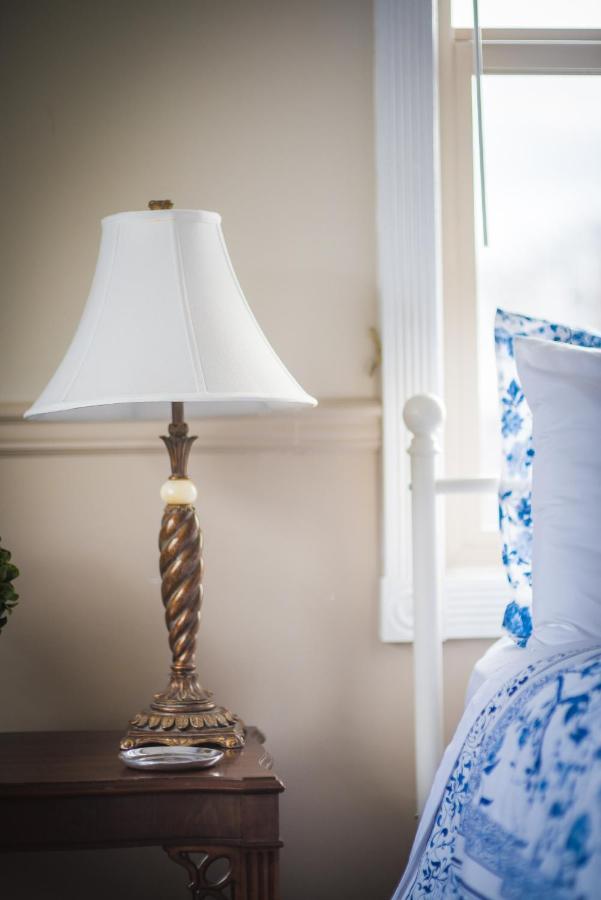 Dashwood Manor Seaside Bed & Breakfast Victoria Bagian luar foto